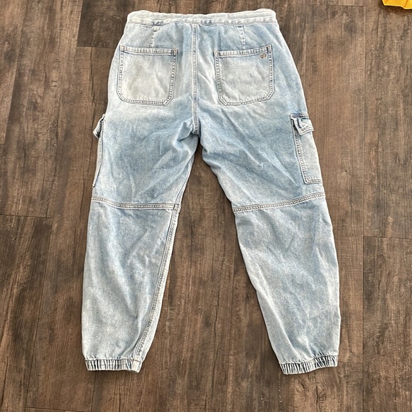 American Eagle cargo jeans in a size 10US. - Picture 2 of 3